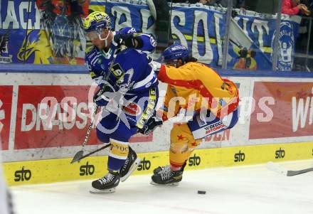 EBEL. Eishockey Bundesliga. EC VSV gegen Asiago Hockey.   Anthony Luciani,   (VSV),   Giovanni Luigi Domenico Vallati (Asiago). Villach, am 22.12.2023
Foto: Kuess
www.qspictures.net
---
pressefotos, pressefotografie, kuess, qs, qspictures, sport, bild, bilder, bilddatenbank