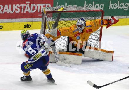 EBEL. Eishockey Bundesliga. EC VSV gegen Asiago Hockey.   Alexander Rauchenwald,  (VSV),    De Filippo Roia Marco (Asiago). Villach, am 22.12.2023
Foto: Kuess
www.qspictures.net
---
pressefotos, pressefotografie, kuess, qs, qspictures, sport, bild, bilder, bilddatenbank