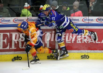 EBEL. Eishockey Bundesliga. EC VSV gegen Asiago Hockey.  Philipp Lindner, (VSV),  Samuele Zampieri    (Asiago). Villach, am 22.12.2023
Foto: Kuess
www.qspictures.net
---
pressefotos, pressefotografie, kuess, qs, qspictures, sport, bild, bilder, bilddatenbank