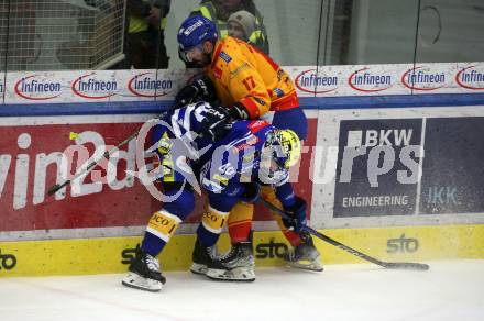 EBEL. Eishockey Bundesliga. EC VSV gegen Asiago Hockey.  Elias Jeronimo Wallenta,   (VSV),    Lorenzo Casetti (Asiago). Villach, am 22.12.2023
Foto: Kuess
www.qspictures.net
---
pressefotos, pressefotografie, kuess, qs, qspictures, sport, bild, bilder, bilddatenbank