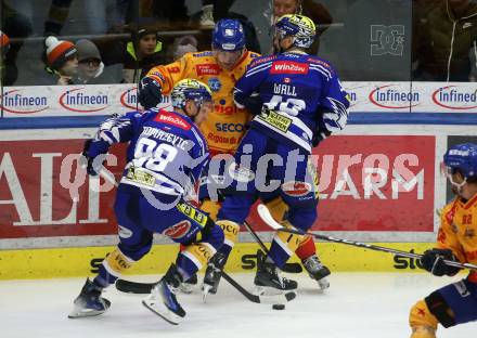 EBEL. Eishockey Bundesliga. EC VSV gegen Asiago Hockey.   Blaz Tomazevic, Alex Wall,  (VSV),    Bryce Gianni Alcock Misley (Asiago). Villach, am 22.12.2023
Foto: Kuess
www.qspictures.net
---
pressefotos, pressefotografie, kuess, qs, qspictures, sport, bild, bilder, bilddatenbank