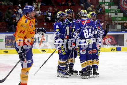 EBEL. Eishockey Bundesliga. EC VSV gegen Asiago Hockey.   Torjubel Anthony Luciani, Layne Viveiros. KLevin Hancock, Andrew Desjardins (VSV). Villach, am 22.12.2023
Foto: Kuess
www.qspictures.net
---
pressefotos, pressefotografie, kuess, qs, qspictures, sport, bild, bilder, bilddatenbank