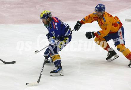 EBEL. Eishockey Bundesliga. EC VSV gegen Asiago Hockey.   Kevin Hancock, (VSV),   Michele Stevan  (Asiago). Villach, am 22.12.2023
Foto: Kuess
www.qspictures.net
---
pressefotos, pressefotografie, kuess, qs, qspictures, sport, bild, bilder, bilddatenbank