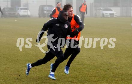 Fussball Bundesliga. Training SK Austria Klagenfurt.   Solomon Bonnah, Matthias Dollinger . Klagenfurt, am 5.1.2024.
Foto: Kuess
www.qspictures.net
---
pressefotos, pressefotografie, kuess, qs, qspictures, sport, bild, bilder, bilddatenbank