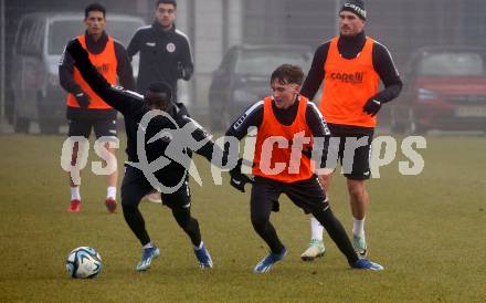 Fussball Bundesliga. Training SK Austria Klagenfurt.  Solomon Bonnah, Matthias Dollinger . Klagenfurt, am 5.1.2024.
Foto: Kuess
www.qspictures.net
---
pressefotos, pressefotografie, kuess, qs, qspictures, sport, bild, bilder, bilddatenbank