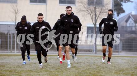 Fussball Bundesliga. Training SK Austria Klagenfurt.   Sinan Karweina, Andrew Irving . Klagenfurt, am 5.1.2024.
Foto: Kuess
www.qspictures.net
---
pressefotos, pressefotografie, kuess, qs, qspictures, sport, bild, bilder, bilddatenbank