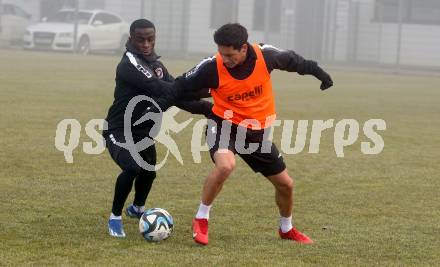 Fussball Bundesliga. Training SK Austria Klagenfurt.   Solomon Bonnah, Sebastian Guerra Soto . Klagenfurt, am 5.1.2024.
Foto: Kuess
www.qspictures.net
---
pressefotos, pressefotografie, kuess, qs, qspictures, sport, bild, bilder, bilddatenbank