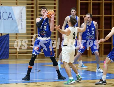 Basketball 2. Liga 2023/2024. Grunddurchgang 14. Runde.  KOS gegen Kufstein Towers.   Niklas Michel (KOS),    Justin Sedlak (Kufstein Towers). Klagenfurt, am 13.1.2024.
Foto: Kuess
www.qspictures.net
---
pressefotos, pressefotografie, kuess, qs, qspictures, sport, bild, bilder, bilddatenbank