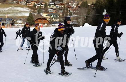 Fussball Bundesliga. Teambuilding SK Austria KLagenfurt. Schneeschuhwandern. Solomon Bonnah, Sinan Karweina  . Bad Kleinkirchheim, am 14.1.2024.
Foto: Kuess
www.qspictures.net
---
pressefotos, pressefotografie, kuess, qs, qspictures, sport, bild, bilder, bilddatenbank