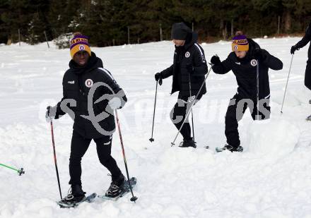 Fussball Bundesliga. Teambuilding SK Austria KLagenfurt. Schneeschuhwandern.  Solomon Bonnah, Nikola Djoric, Sinan Karweina . Bad Kleinkirchheim, am 14.1.2024.
Foto: Kuess
www.qspictures.net
---
pressefotos, pressefotografie, kuess, qs, qspictures, sport, bild, bilder, bilddatenbank