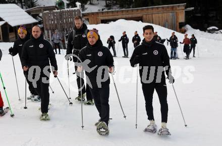 Fussball Bundesliga. Teambuilding SK Austria KLagenfurt. Schneeschuhwandern.  Rico Benatelli, Till Schumacher, Sebastian Guerra Soto . Bad Kleinkirchheim, am 14.1.2024.
Foto: Kuess
www.qspictures.net
---
pressefotos, pressefotografie, kuess, qs, qspictures, sport, bild, bilder, bilddatenbank