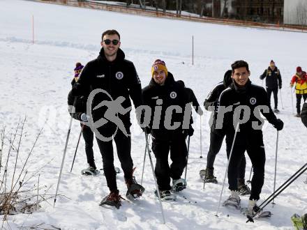 Fussball Bundesliga. Teambuilding SK Austria KLagenfurt. Schneeschuhwandern.  Andrew Irving, Sinan Karweina, Sebastian Guerra Soto . Bad Kleinkirchheim, am 14.1.2024.
Foto: Kuess
www.qspictures.net
---
pressefotos, pressefotografie, kuess, qs, qspictures, sport, bild, bilder, bilddatenbank