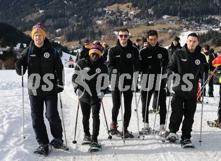 Fussball Bundesliga. Teambuilding SK Austria KLagenfurt. Schneeschuhwandern.   Christopher CVetko, Solomon Bonnah, Andrew Irving, Sebastian Guerra Soto, Sinan Karweina. Bad Kleinkirchheim, am 14.1.2024.
Foto: Kuess
www.qspictures.net
---
pressefotos, pressefotografie, kuess, qs, qspictures, sport, bild, bilder, bilddatenbank