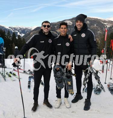 Fussball Bundesliga. Teambuilding SK Austria KLagenfurt. Schneeschuhwandern. Andrew Irving, Sebastian Guerra Soto, Nikola Djoric  . Bad Kleinkirchheim, am 14.1.2024.
Foto: Kuess
www.qspictures.net
---
pressefotos, pressefotografie, kuess, qs, qspictures, sport, bild, bilder, bilddatenbank