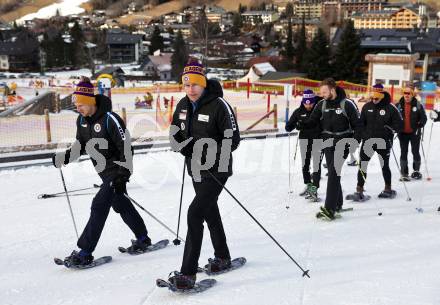 Fussball Bundesliga. Teambuilding SK Austria KLagenfurt. Schneeschuhwandern.  Christopher CVetko, Co-Trainer Martin Lassnig . Bad Kleinkirchheim, am 14.1.2024.
Foto: Kuess
www.qspictures.net
---
pressefotos, pressefotografie, kuess, qs, qspictures, sport, bild, bilder, bilddatenbank