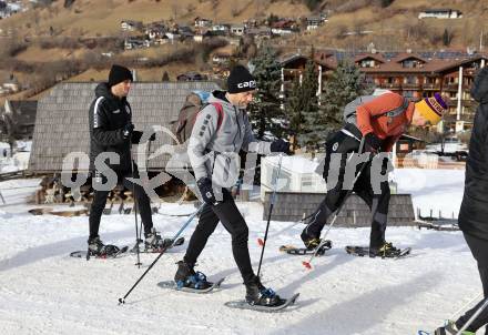 Fussball Bundesliga. Teambuilding SK Austria KLagenfurt. Schneeschuhwandern.  Guenther Gorenzel, Tormanntrainer Marc Lamberger, Christopher Wernitznig . Bad Kleinkirchheim, am 14.1.2024.
Foto: Kuess
www.qspictures.net
---
pressefotos, pressefotografie, kuess, qs, qspictures, sport, bild, bilder, bilddatenbank