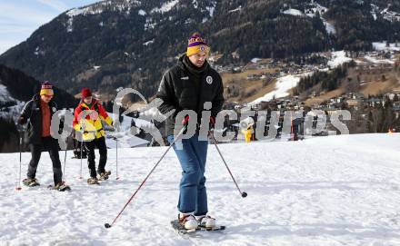 Fussball Bundesliga. Teambuilding SK Austria KLagenfurt. Schneeschuhwandern.  Phillip Menzel . Bad Kleinkirchheim, am 14.1.2024.
Foto: Kuess
www.qspictures.net
---
pressefotos, pressefotografie, kuess, qs, qspictures, sport, bild, bilder, bilddatenbank