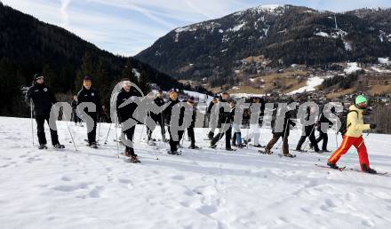 Fussball Bundesliga. Teambuilding SK Austria KLagenfurt. Schneeschuhwandern.   . Bad Kleinkirchheim, am 14.1.2024.
Foto: Kuess
www.qspictures.net
---
pressefotos, pressefotografie, kuess, qs, qspictures, sport, bild, bilder, bilddatenbank