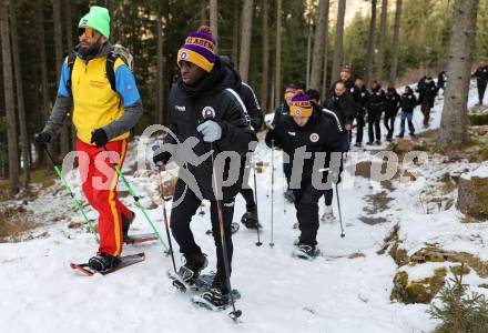 Fussball Bundesliga. Teambuilding SK Austria KLagenfurt. Schneeschuhwandern.  Solomon Bonnah . Bad Kleinkirchheim, am 14.1.2024.
Foto: Kuess
www.qspictures.net
---
pressefotos, pressefotografie, kuess, qs, qspictures, sport, bild, bilder, bilddatenbank