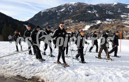 Fussball Bundesliga. Teambuilding SK Austria KLagenfurt. Schneeschuhwandern.  Andrew Irving, Sinan Karweina, David Puntigam . Bad Kleinkirchheim, am 14.1.2024.
Foto: Kuess
www.qspictures.net
---
pressefotos, pressefotografie, kuess, qs, qspictures, sport, bild, bilder, bilddatenbank