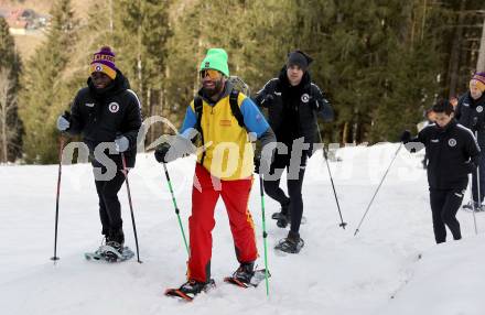 Fussball Bundesliga. Teambuilding SK Austria KLagenfurt. Schneeschuhwandern.   Solomon Bonnah, Nikola Djoric. Bad Kleinkirchheim, am 14.1.2024.
Foto: Kuess
www.qspictures.net
---
pressefotos, pressefotografie, kuess, qs, qspictures, sport, bild, bilder, bilddatenbank