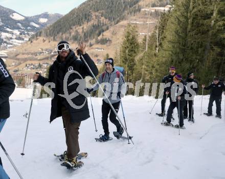 Fussball Bundesliga. Teambuilding SK Austria KLagenfurt. Schneeschuhwandern.   Turgay Gemicibasi, Guenther Gorenzel. Bad Kleinkirchheim, am 14.1.2024.
Foto: Kuess
www.qspictures.net
---
pressefotos, pressefotografie, kuess, qs, qspictures, sport, bild, bilder, bilddatenbank