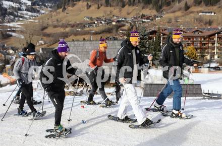 Fussball Bundesliga. Teambuilding SK Austria KLagenfurt. Schneeschuhwandern.  Sandro Zakany, Thorsten Mahrer, Phillip Menzel . Bad Kleinkirchheim, am 14.1.2024.
Foto: Kuess
www.qspictures.net
---
pressefotos, pressefotografie, kuess, qs, qspictures, sport, bild, bilder, bilddatenbank