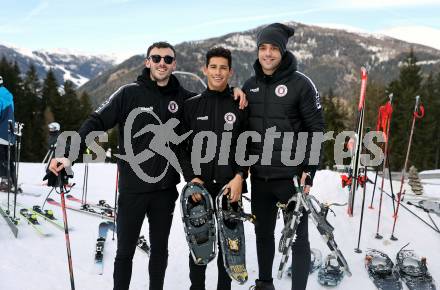 Fussball Bundesliga. Teambuilding SK Austria KLagenfurt. Schneeschuhwandern. Andrew Irving, Sebastian Guerra Soto, Nikola Djoric  . Bad Kleinkirchheim, am 14.1.2024.
Foto: Kuess
www.qspictures.net
---
pressefotos, pressefotografie, kuess, qs, qspictures, sport, bild, bilder, bilddatenbank