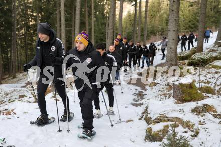 Fussball Bundesliga. Teambuilding SK Austria KLagenfurt. Schneeschuhwandern.  Nikola Djoric, Sinan Karweine . Bad Kleinkirchheim, am 14.1.2024.
Foto: Kuess
www.qspictures.net
---
pressefotos, pressefotografie, kuess, qs, qspictures, sport, bild, bilder, bilddatenbank