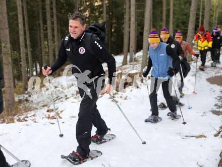 Fussball Bundesliga. Teambuilding SK Austria KLagenfurt. Schneeschuhwandern.  Athletiktrainer Bernhard Sussitz . Bad Kleinkirchheim, am 14.1.2024.
Foto: Kuess
www.qspictures.net
---
pressefotos, pressefotografie, kuess, qs, qspictures, sport, bild, bilder, bilddatenbank