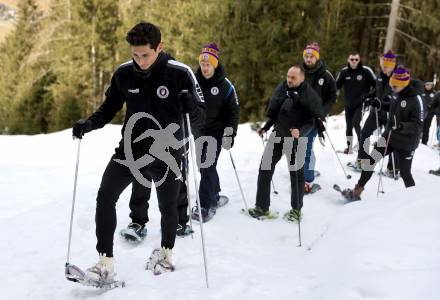 Fussball Bundesliga. Teambuilding SK Austria KLagenfurt. Schneeschuhwandern.  Sebastian Guerra Soto . Bad Kleinkirchheim, am 14.1.2024.
Foto: Kuess
www.qspictures.net
---
pressefotos, pressefotografie, kuess, qs, qspictures, sport, bild, bilder, bilddatenbank