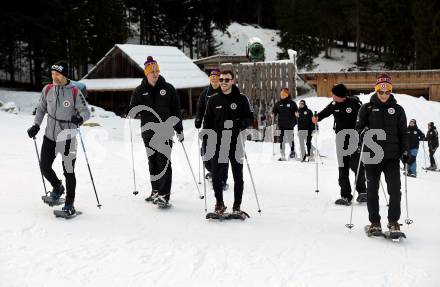 Fussball Bundesliga. Teambuilding SK Austria KLagenfurt. Schneeschuhwandern.  Guenther Gorenzel, Nicolas Binder, Andrew Irving, Florian Jaritz . Bad Kleinkirchheim, am 14.1.2024.
Foto: Kuess
www.qspictures.net
---
pressefotos, pressefotografie, kuess, qs, qspictures, sport, bild, bilder, bilddatenbank