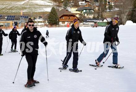 Fussball Bundesliga. Teambuilding SK Austria KLagenfurt. Schneeschuhwandern.  Andrew Irving, Christopher CVetko, Phillip Menzel . Bad Kleinkirchheim, am 14.1.2024.
Foto: Kuess
www.qspictures.net
---
pressefotos, pressefotografie, kuess, qs, qspictures, sport, bild, bilder, bilddatenbank