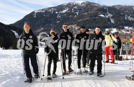 Fussball Bundesliga. Teambuilding SK Austria KLagenfurt. Schneeschuhwandern.   Christopher Cvetko, Solomon Bonnah, Andrew Irving, Sebastian Guerra Soto, Sinan Karweina. Bad Kleinkirchheim, am 14.1.2024.
Foto: Kuess
www.qspictures.net
---
pressefotos, pressefotografie, kuess, qs, qspictures, sport, bild, bilder, bilddatenbank