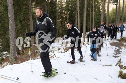 Fussball Bundesliga. Teambuilding SK Austria KLagenfurt. Schneeschuhwandern.   Marco Knaller, Andrew Irving, Matthias Dollinger. Bad Kleinkirchheim, am 14.1.2024.
Foto: Kuess
www.qspictures.net
---
pressefotos, pressefotografie, kuess, qs, qspictures, sport, bild, bilder, bilddatenbank