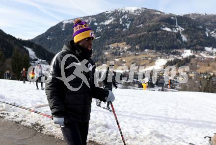 Fussball Bundesliga. Teambuilding SK Austria KLagenfurt. Schneeschuhwandern.  Solomon Bonnah . Bad Kleinkirchheim, am 14.1.2024.
Foto: Kuess
www.qspictures.net
---
pressefotos, pressefotografie, kuess, qs, qspictures, sport, bild, bilder, bilddatenbank