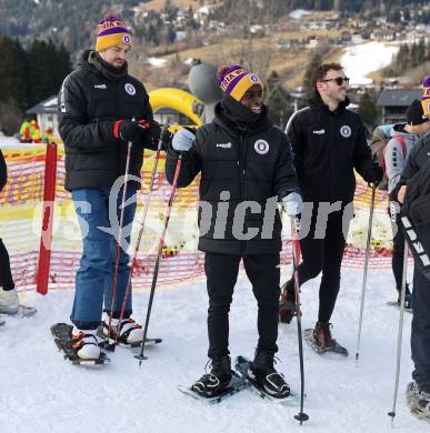 Fussball Bundesliga. Teambuilding SK Austria KLagenfurt. Schneeschuhwandern.  Phillip Menzel, Solomon Bonnah, Andrew Irving . Bad Kleinkirchheim, am 14.1.2024.
Foto: Kuess
www.qspictures.net
---
pressefotos, pressefotografie, kuess, qs, qspictures, sport, bild, bilder, bilddatenbank