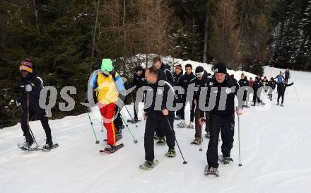 Fussball Bundesliga. Teambuilding SK Austria KLagenfurt. Schneeschuhwandern.   Solomon Bonnah, Rico Benatellei, Athletiktrainer Bernhard Sussitz. Bad Kleinkirchheim, am 14.1.2024.
Foto: Kuess
www.qspictures.net
---
pressefotos, pressefotografie, kuess, qs, qspictures, sport, bild, bilder, bilddatenbank