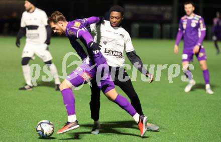 Fussball Testspiel. SK Austria Klagenfurt gegen ASK.  Turgay Gemicibasi, (Klagenfurt),   Mersei Nsandi   (ASK). Klagenfurt, amm 17.1.2024.
Foto: Kuess
www.qspictures.net
---
pressefotos, pressefotografie, kuess, qs, qspictures, sport, bild, bilder, bilddatenbank