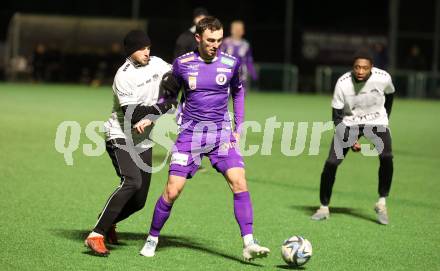 Fussball Testspiel. SK Austria Klagenfurt gegen ASK.  Andrew Irving  (Klagenfurt),  Marko Mrsic  (ASK). Klagenfurt, amm 17.1.2024.
Foto: Kuess
www.qspictures.net
---
pressefotos, pressefotografie, kuess, qs, qspictures, sport, bild, bilder, bilddatenbank