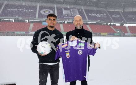 Fussball Bundesliga. SK Austria Klagenfurt. Vertragsunterzeichnung Ali Loune, Guenther Gorenzel. Klagenfurt, am 19.1.2024.
Foto: Kuess
---
pressefotos, pressefotografie, kuess, qs, qspictures, sport, bild, bilder, bilddatenbank