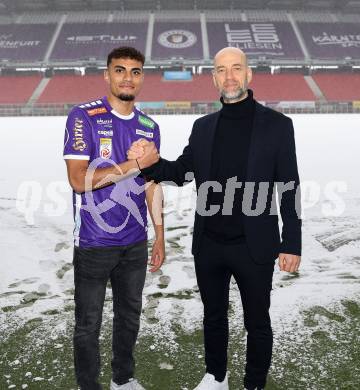 Fussball Bundesliga. SK Austria Klagenfurt. Vertragsunterzeichnung Ali Loune, Guenther Gorenzel. Klagenfurt, am 19.1.2024.
Foto: Kuess
---
pressefotos, pressefotografie, kuess, qs, qspictures, sport, bild, bilder, bilddatenbank