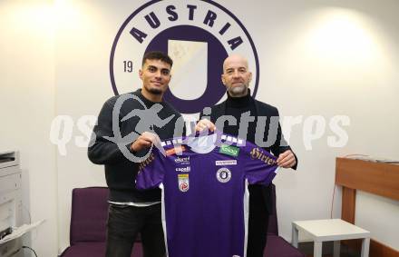 Fussball Bundesliga. SK Austria Klagenfurt. Vertragsunterzeichnung Ali Loune, Guenther Gorenzel. Klagenfurt, am 19.1.2024.
Foto: Kuess
---
pressefotos, pressefotografie, kuess, qs, qspictures, sport, bild, bilder, bilddatenbank