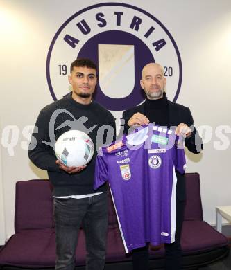 Fussball Bundesliga. SK Austria Klagenfurt. Vertragsunterzeichnung Ali Loune, Guenther Gorenzel. Klagenfurt, am 19.1.2024.
Foto: Kuess
---
pressefotos, pressefotografie, kuess, qs, qspictures, sport, bild, bilder, bilddatenbank