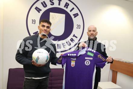 Fussball Bundesliga. SK Austria Klagenfurt. Vertragsunterzeichnung Ali Loune, Guenther Gorenzel. Klagenfurt, am 19.1.2024.
Foto: Kuess
---
pressefotos, pressefotografie, kuess, qs, qspictures, sport, bild, bilder, bilddatenbank