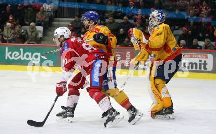 EBEL. Eishockey Bundesliga. EC KAC gegen Asiago Hockey.   Nikolaus Kraus,  (KAC),  William Charles Rapuzzi  (Asiago).  Klagenfurt, am 23.1.2024.
Foto: Kuess
www.qspictures.net
---
pressefotos, pressefotografie, kuess, qs, qspictures, sport, bild, bilder, bilddatenbank