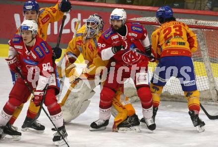 EBEL. Eishockey Bundesliga. EC KAC gegen Asiago Hockey.   Nikolaus Kraus, Raphael Herburger,   (KAC),  Marco De Filippo Roia (Asiago).  Klagenfurt, am 23.1.2024.
Foto: Kuess
www.qspictures.net
---
pressefotos, pressefotografie, kuess, qs, qspictures, sport, bild, bilder, bilddatenbank