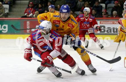 EBEL. Eishockey Bundesliga. EC KAC gegen Asiago Hockey.   Raphael Herburger,   (KAC), Bryce Gianni Alcock Misley  (Asiago).  Klagenfurt, am 23.1.2024.
Foto: Kuess
www.qspictures.net
---
pressefotos, pressefotografie, kuess, qs, qspictures, sport, bild, bilder, bilddatenbank