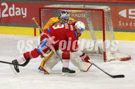 EBEL. Eishockey Bundesliga. EC KAC gegen Asiago Hockey.   Jan Mursak,  (KAC), Marco De Filippo Roia   (Asiago).  Klagenfurt, am 23.1.2024.
Foto: Kuess
www.qspictures.net
---
pressefotos, pressefotografie, kuess, qs, qspictures, sport, bild, bilder, bilddatenbank