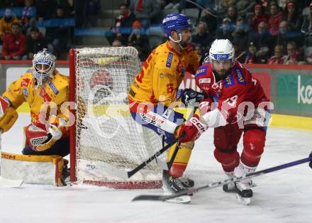 EBEL. Eishockey Bundesliga. EC KAC gegen Asiago Hockey.  Raphael Herburger,   (KAC), William Charles Rapuzzi   (Asiago).  Klagenfurt, am 23.1.2024.
Foto: Kuess
www.qspictures.net
---
pressefotos, pressefotografie, kuess, qs, qspictures, sport, bild, bilder, bilddatenbank